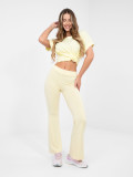 Gelbe weite Sporthose mit hohem Bund