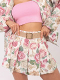 Rosa Shorts mit Blumenmuster, weitem Bein und Gürtel