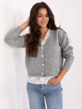 Eleganter grauer Pullover mit langen Ärmeln