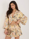 Gelbe Shorts mit Blumenmuster, weitem Bein und Gürtel