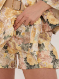 Gelbe Shorts mit Blumenmuster, weitem Bein und Gürtel