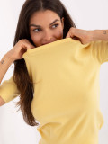 Gelber Pullover mit kurzen Ärmeln