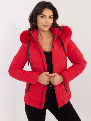 Bequeme rote Winterjacke mit Kapuze
