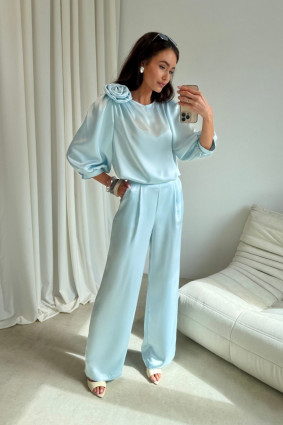 Hose in Babyblau