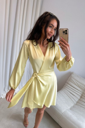 Gelbes Mini-Wickelkleid