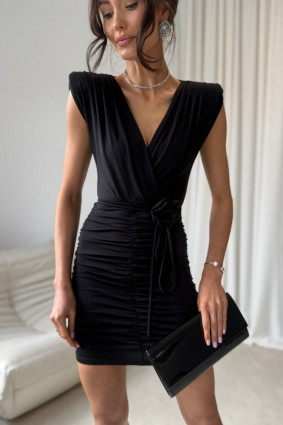 Schwarzes Minikleid mit Wickelausschnitt und Ziergürtel