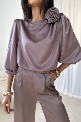 Braune Bluse Giana mit Rosenapplikation