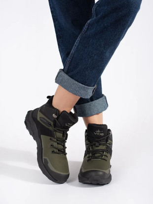 Schwarze und grüne gefütterte Wanderschuhe