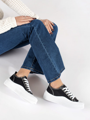 Schwarz-weiße Sneakers mit dicker Sohle