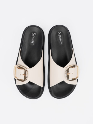 Helle beige Sandalen mit goldener Schnalle