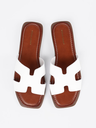 Weiße Sandalen mit offener Zehe