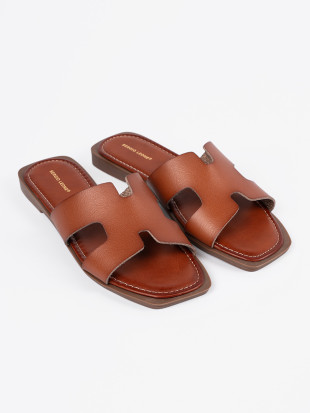 Braune Slipper mit offener Spitze
