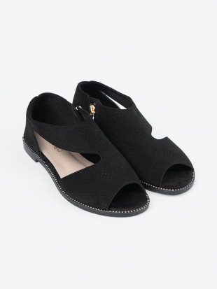 Schwarze luftige flache Sandalen