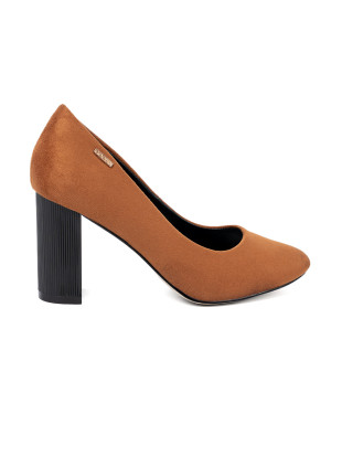 Helle braune Pumps auf schwarzem Absatz