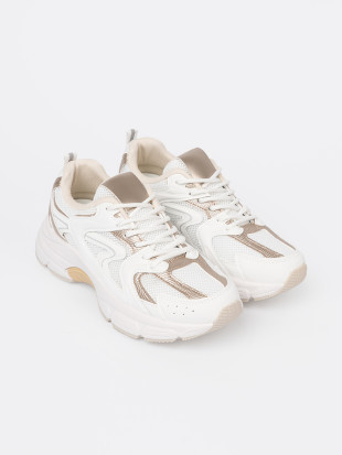 Weiße Sneakers mit beige-goldenen Akzenten