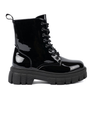Schwarze lackierte Stiefeletten mit massiver Sohle