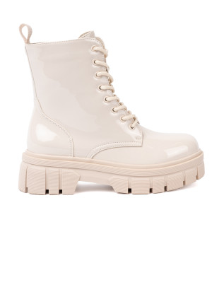 Stylische lackierte Stiefeletten in hellbeige