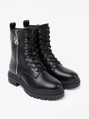 Stylische schwarze Worker mit metallischem Detail