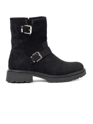 Moderne schwarze Stiefeletten mit silbernen Schnallen