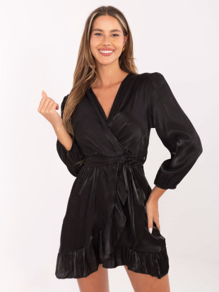 Schwarzes Damenkleid mit Rüsche