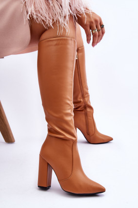 Klassische braune Stiefel mit Blockabsatz aus Kunstleder