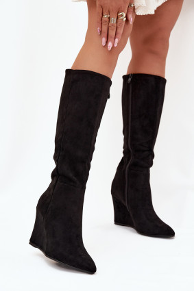 Gefütterte schwarze Stiefel mit Keilabsatz
