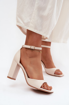 Beige Sandale mit Blockabsatz aus Kunstleder