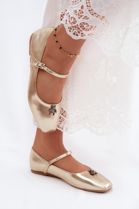 Ballerina mit Riemen und Schmuckdetail aus goldfarbenem Kunstleder