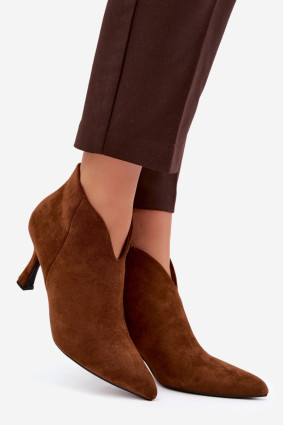 Stiefelette mit schlankem Absatz und spitzer Spitze braun