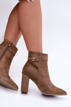 Beige Stiefelette mit Blockabsatz und dekorativem Riemen