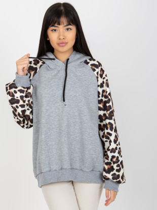 Grauer Hoodie mit Druck auf den Ärmeln von Michaela