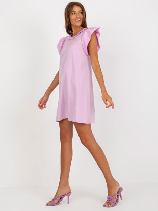 Helle lila Kleid mit Rüschen an den Ärmeln