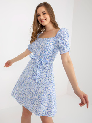 Weiß-blaues Sommerkleid mit kurzen Ärmeln