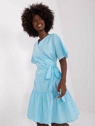Himmelblaues Baumwollkleid mit Rüsche