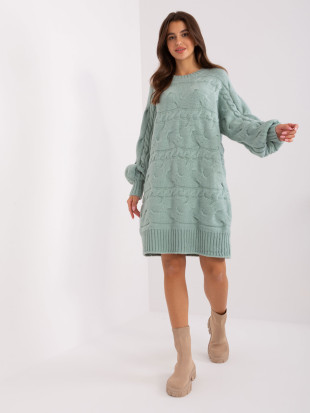 Mintgrünes Strickkleid mit Zöpfen