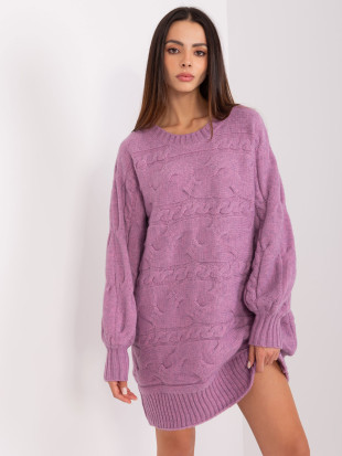 Lila Strickkleid mit Zöpfen