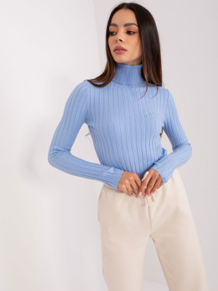 Helles blauer Pullover mit Rollkragen aus Viskose