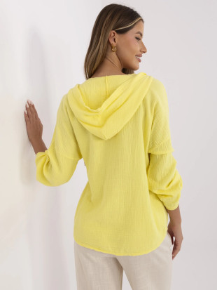 Gelbe Bluse mit Kapuze