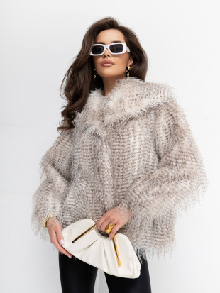 Kurze beige Felljacke mit Kragen