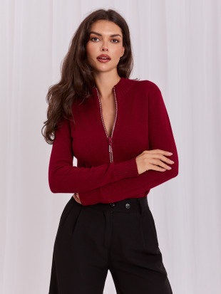 Eleganter bordeauxfarbener Pullover mit Stehkragen und Zirkonia