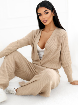Braunes Strickset mit weitem Bein