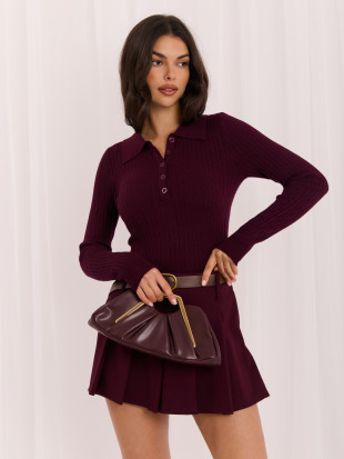Lila Polopullover mit Kragen und Knöpfen
